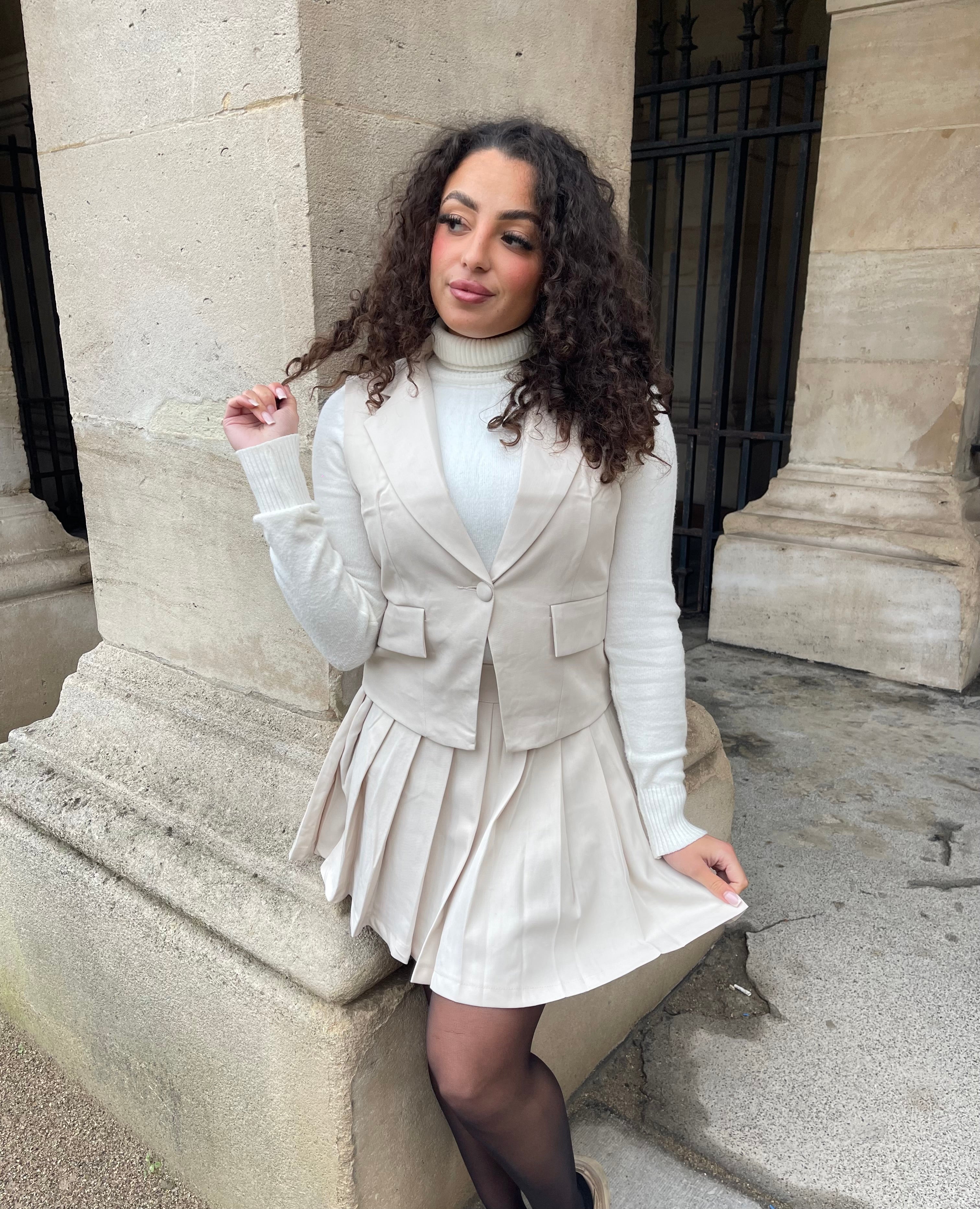 Ensemble jupe plissée & veste sans manche à col V Beige - ELEGANCE