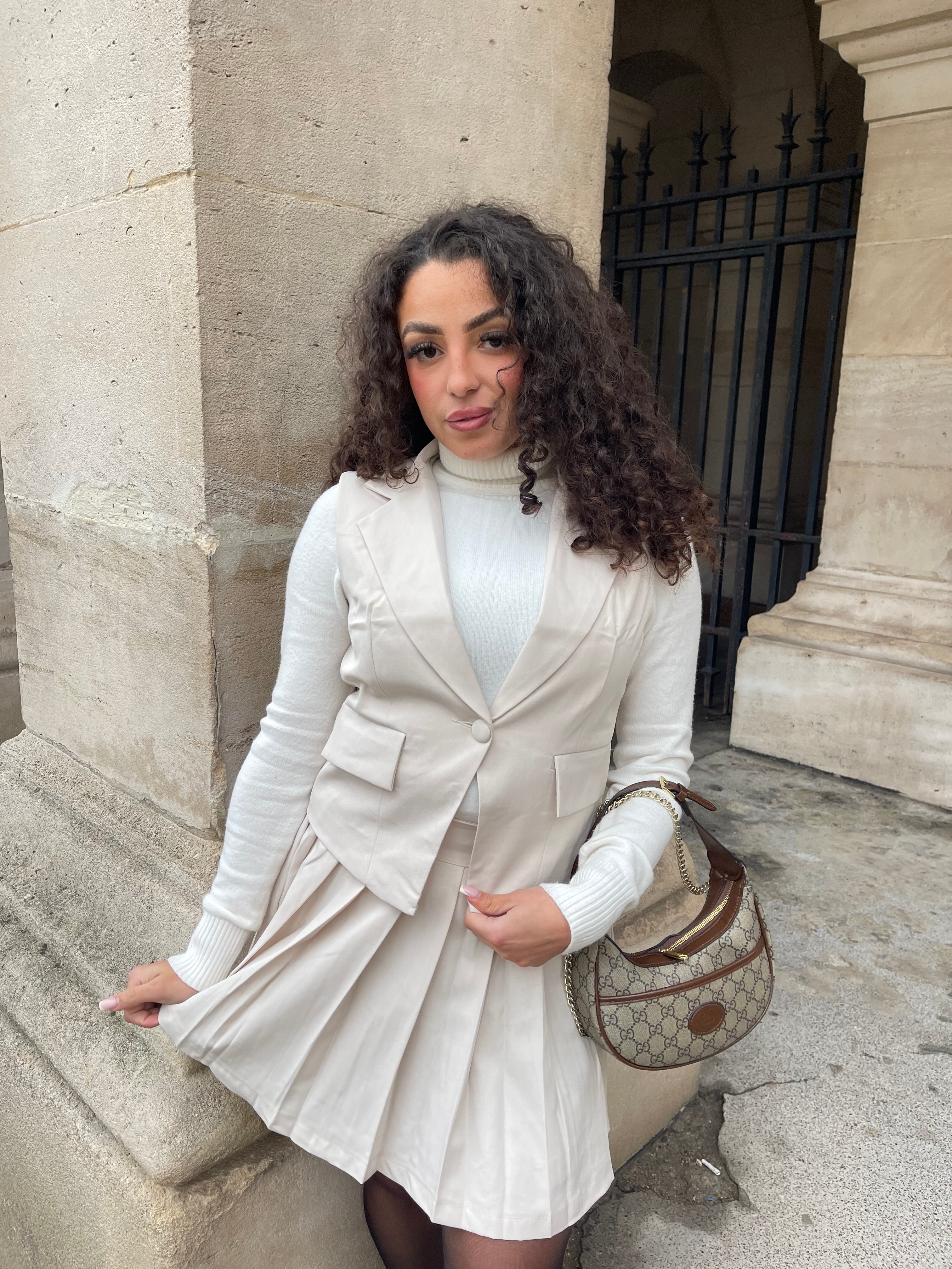 Ensemble jupe plissée & veste sans manche à col V Beige - ELEGANCE