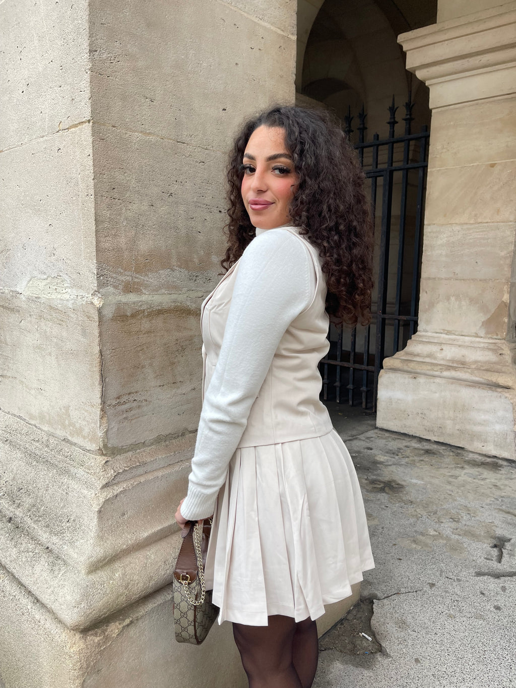 Ensemble jupe plissée & veste sans manche à col V Beige - ELEGANCE
